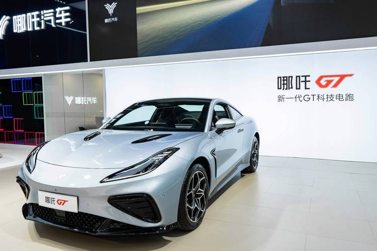 重庆117哪吒汽车在智能汽车领域的表现，领途汽车在新能源汽车市场中的影响力